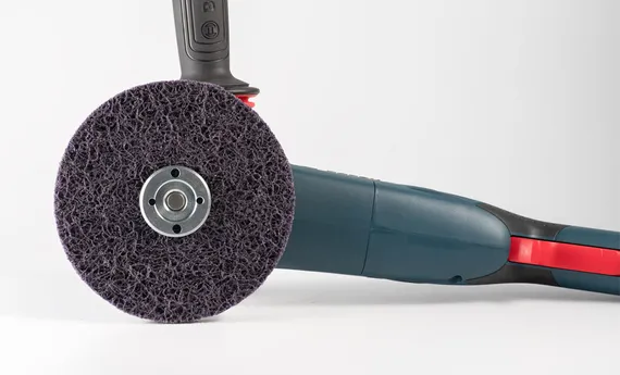 Зачистной круг 3М Scotch-Brite™ Clean&amp;Strip XT Purple™ установлен на болгарку Bosch