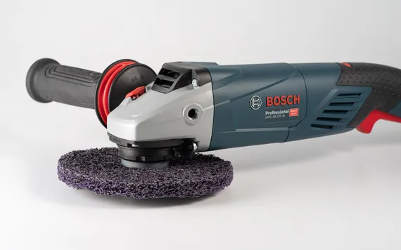 Зачистной круг 3М Scotch-Brite™ Clean&amp;Strip XT Purple™ установлен на болгарку