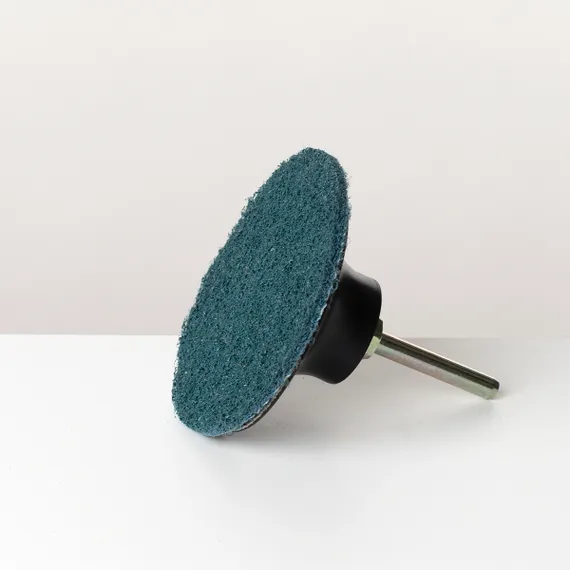 Круг 3M Roloc 75мм Very Fine установлен на оправку, оправка дополнительная опция