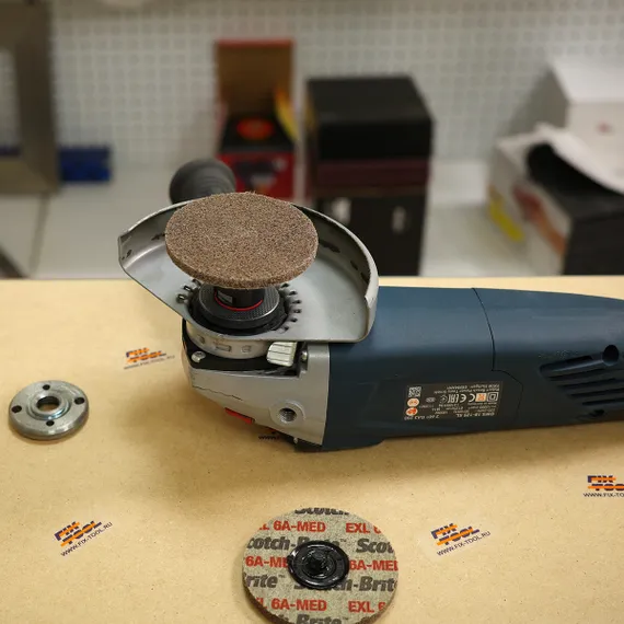 Круг 3M XL-UR 6A-MED 75x6 мм Roloc установлен на УШМ