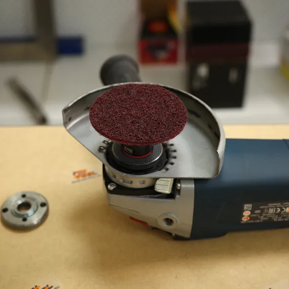 Шлифовальный круг нетканый ROXPRO QCD 75мм Medium установлен на УШМ