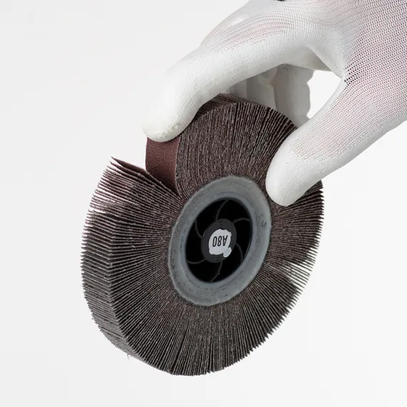 Круг лепестковый радиальный P80 125x20xМ14 A в руке