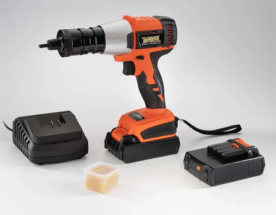 На фото заклепочник Messer LW20LM, аккумулятор, смазка и зарядное устройство