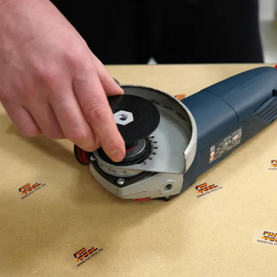 Насадка накручивается на болгарку