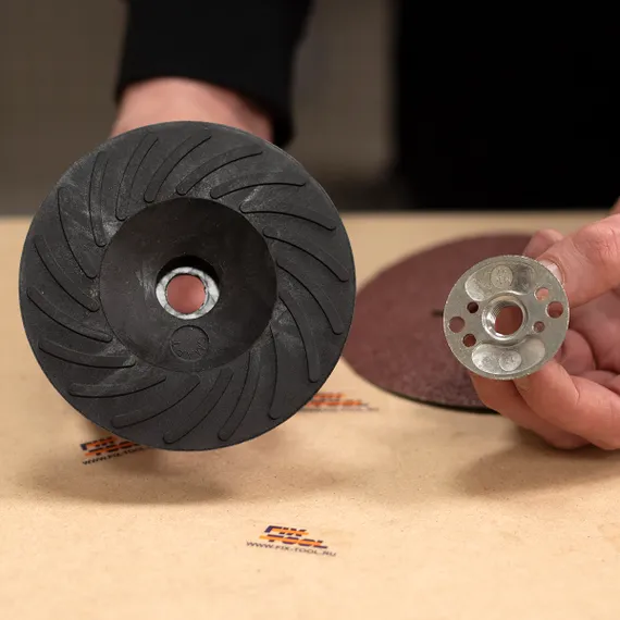 С тарелкой в комплекте есть специальная гайка