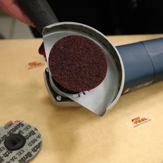 На фото установлен нетканый круг medium