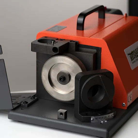 Станок MESSER Z-13 показано где происходит заточка, поднята защитная крышка