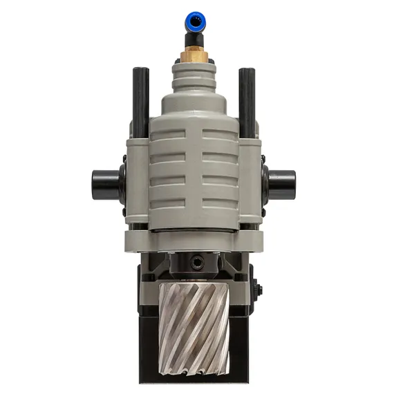 На станке установлена корончатая фреза HSS