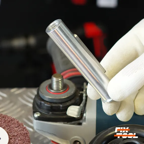 Фото переходника для шлифовальных валиков 100x100x19 мм в руке