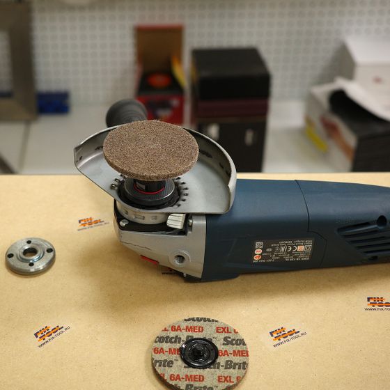 Круг Scotch-Brite 3M XL-UR 6A-MED 75x6 мм Roloc 17191 №6 Круг Scotch-Brite 3M XL-UR 6A-MED 75x6 мм Roloc 17191 №6